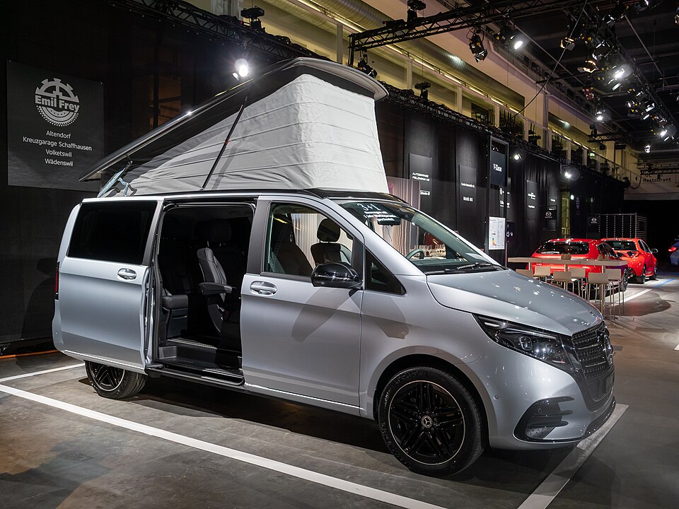 Mercedes-Benz Marco Polo z podniesionym dachem (na zdjęciu wersja z kuchnią)
